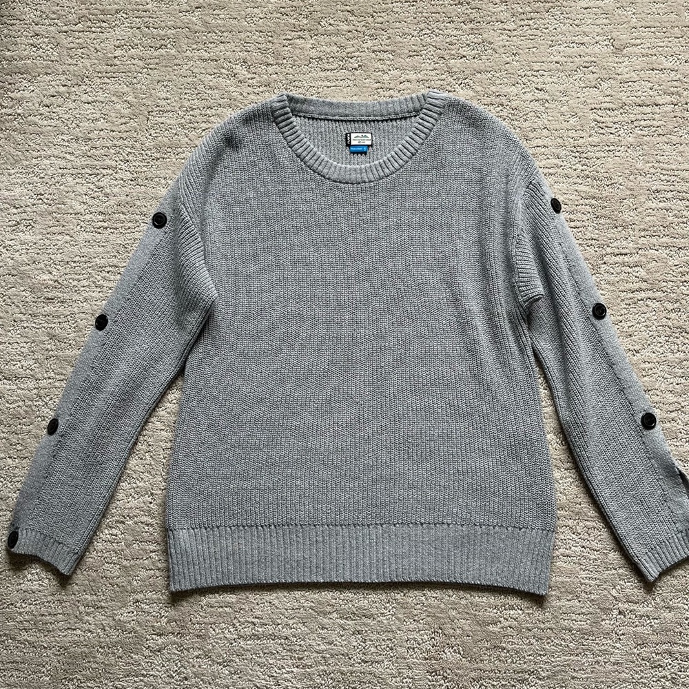 kavu thick knit grey sweater w/ button sleeves